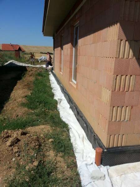 Drenáž Nitra - novostavba bungalov - vývod drenáže do trativodu