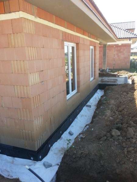 Drenáž Nitra - novostavba bungalov - vývod drenáže do trativodu