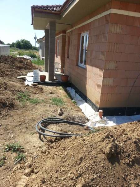 Drenáž Nitra - novostavba bungalov - vývod drenáže do trativodu