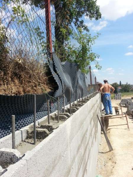 Výstavba vodomernej šachty a oporného múru a oplotenia - Suchá n/Parnou