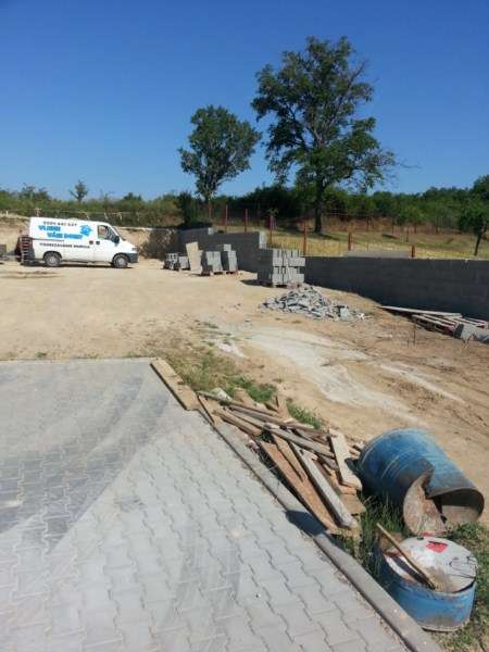 Výstavba vodomernej šachty a oporného múru a oplotenia - Suchá n/Parnou