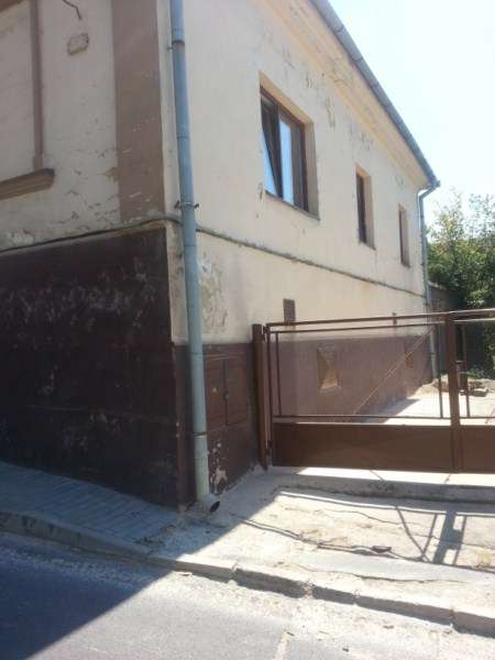 Podrezávanie farského úradu v Brezovej pod Bradlom