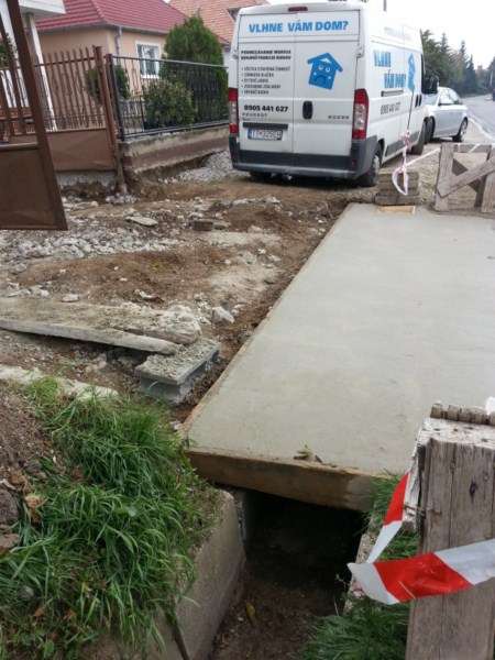 Úprava vjazdu, drenáž, sokel a nová brána Horné Orešany