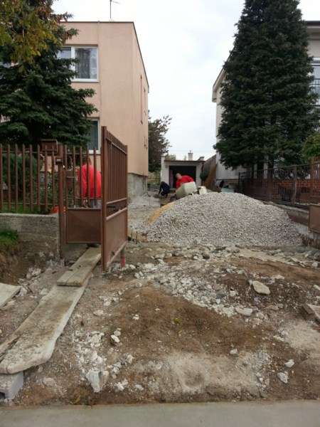 Úprava vjazdu, drenáž, sokel a nová brána Horné Orešany