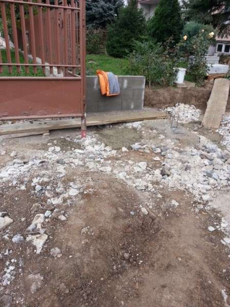 Úprava vjazdu, drenáž, sokel a nová brána Horné Orešany