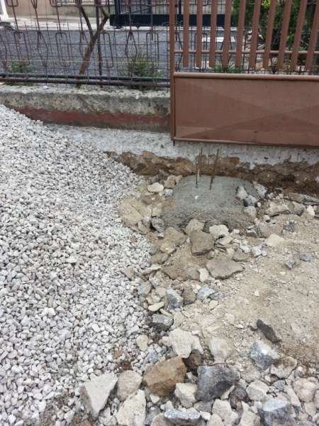 Úprava vjazdu, drenáž, sokel a nová brána Horné Orešany