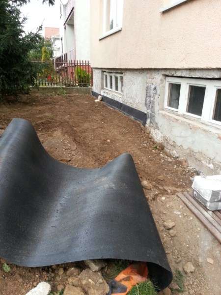 Úprava vjazdu, drenáž, sokel a nová brána Horné Orešany