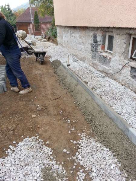 Úprava vjazdu, drenáž, sokel a nová brána Horné Orešany