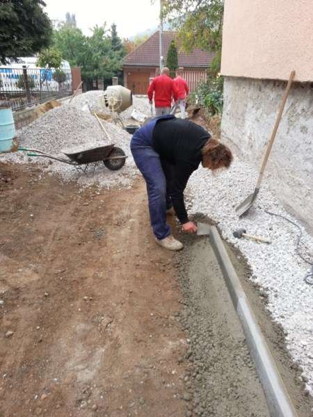 Úprava vjazdu, drenáž, sokel a nová brána Horné Orešany