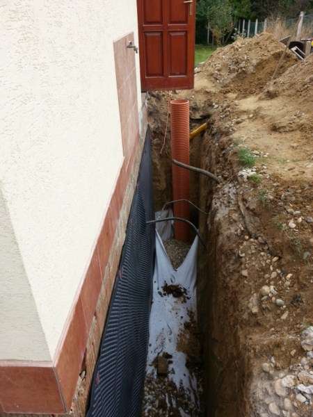 Drenáž okolo záhradného domčeku Jablonec