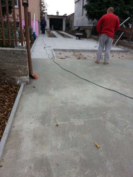 Úprava vjazdu, drenáž, sokel a nová brána Horné Orešany