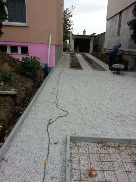 Úprava vjazdu, drenáž, sokel a nová brána Horné Orešany