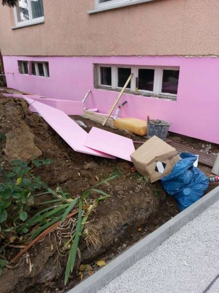 Úprava vjazdu, drenáž, sokel a nová brána Horné Orešany