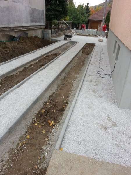 Úprava vjazdu, drenáž, sokel a nová brána Horné Orešany