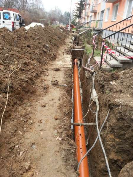 Oprava vodorovnej kanalizácie, výmena za novú: bytovka Piešťany