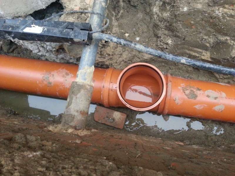 Oprava vodorovnej kanalizácie, výmena za novú: bytovka Piešťany