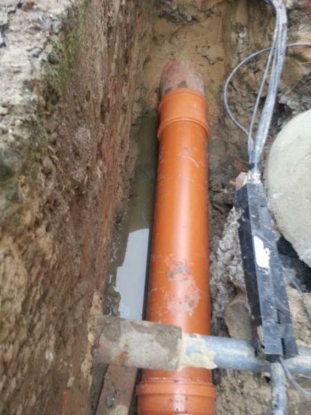 Oprava vodorovnej kanalizácie, výmena za novú: bytovka Piešťany