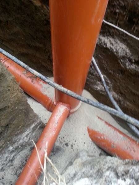 Oprava vodorovnej kanalizácie, výmena za novú: bytovka Piešťany