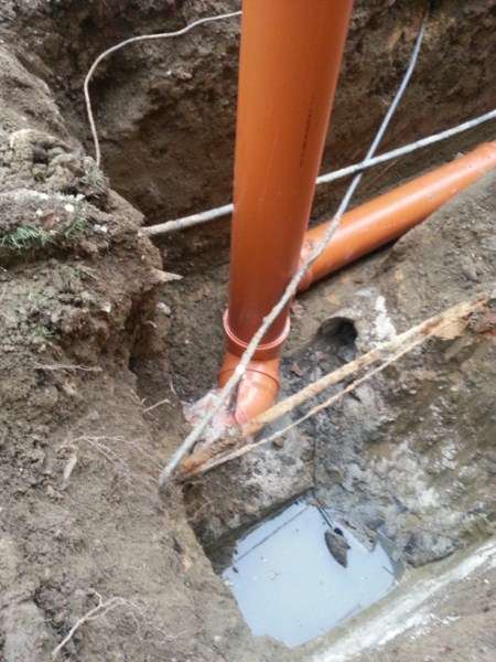 Oprava vodorovnej kanalizácie, výmena za novú: bytovka Piešťany