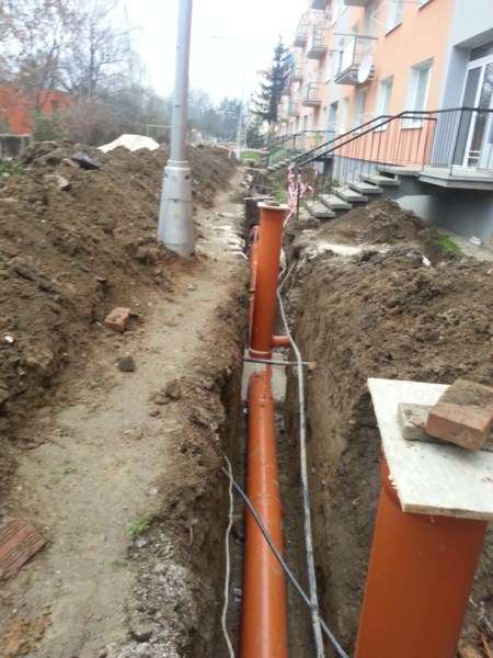 Oprava vodorovnej kanalizácie, výmena za novú: bytovka Piešťany