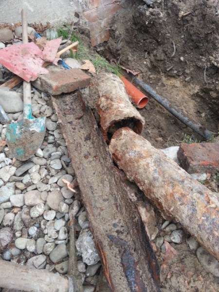 Oprava vodorovnej kanalizácie, výmena za novú: bytovka Piešťany