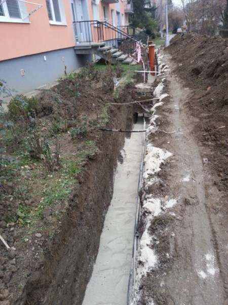 Oprava vodorovnej kanalizácie, výmena za novú: bytovka Piešťany