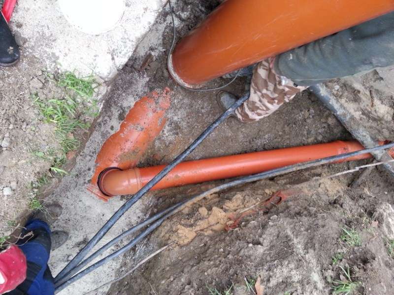 Oprava vodorovnej kanalizácie, výmena za novú: bytovka Piešťany